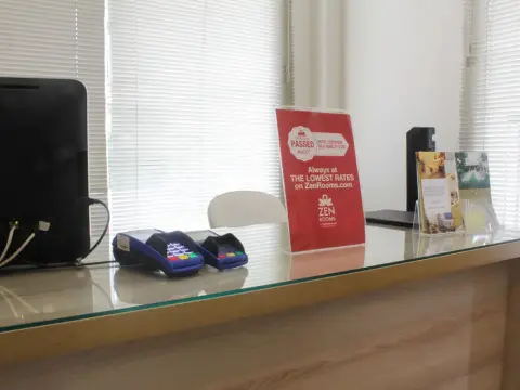 ZEN Rooms Kuningan Anggrek - Photo 2