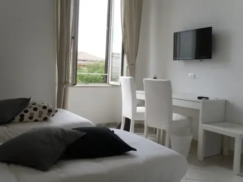 5 Rooms - Photo 2