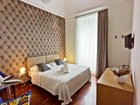 Artistic Charming House - Photo 3