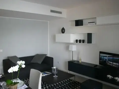 Bellagio Lake Resort Luxury Apartment - Photo 2