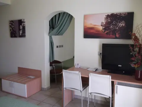 BVH Hotel - Photo 4