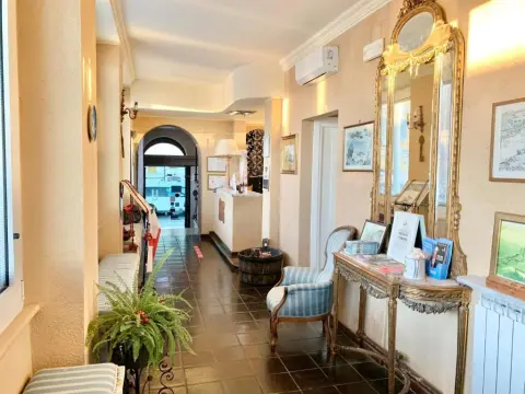 Castello Miramare - Photo 2