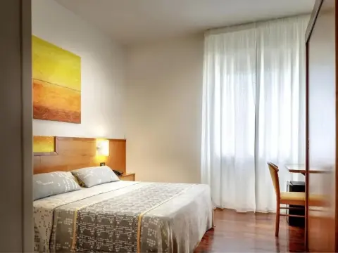 Euro Hotel - Photo 4