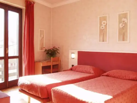 Euro Hotel - Photo 2