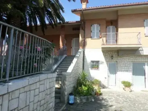 Holy House BB - Photo 3