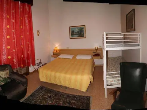 Hotel Cosmos - Photo 4