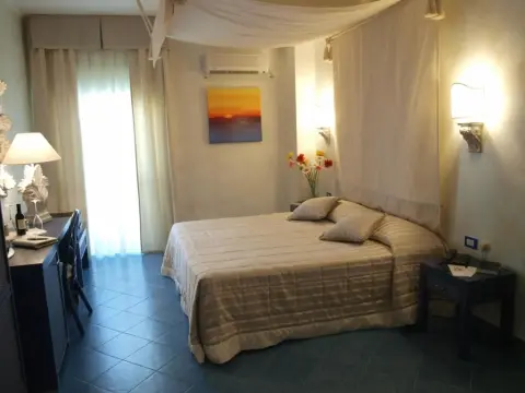 Hotel Baia Dei Faraglioni - Photo 2
