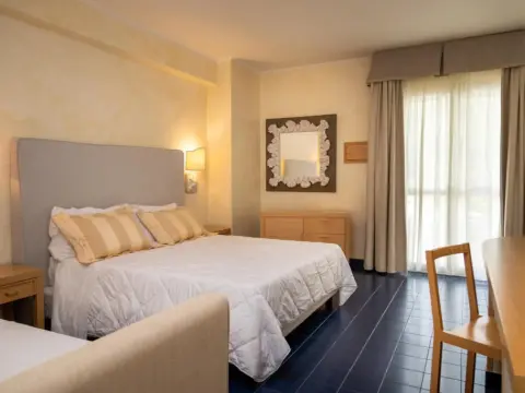 Hotel Baia Dei Faraglioni - Photo 4