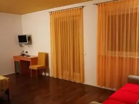 Hotel Capri - Photo 4