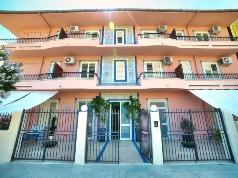 Hotel Charlie - Photo 1
