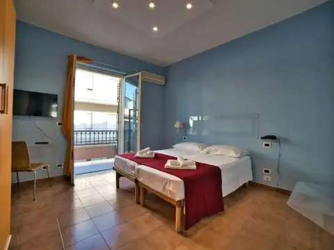 Hotel Charlie - Photo 4