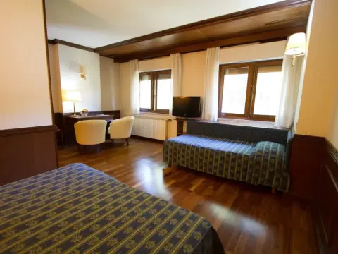 Hotel Corona - Photo 3