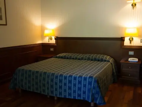 Hotel Corona - Photo 4