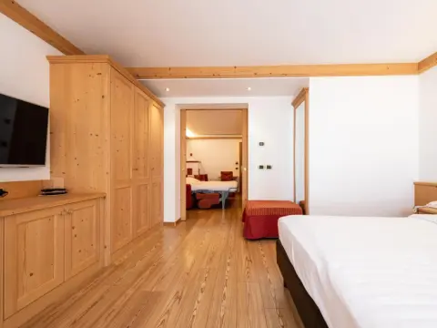 Hotel Cristina - Photo 4