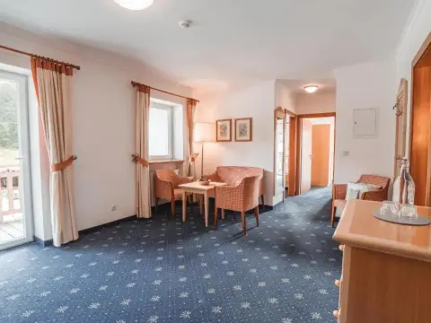 Hotel Kreuzberg - Photo 4