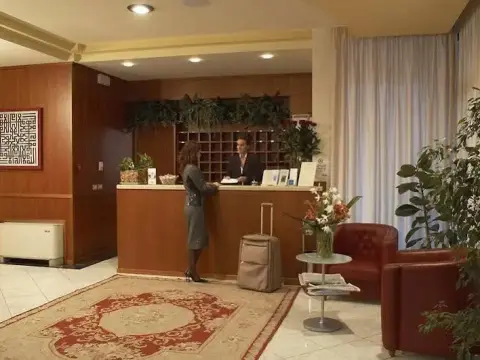 Hotel Leonardo - Photo 2