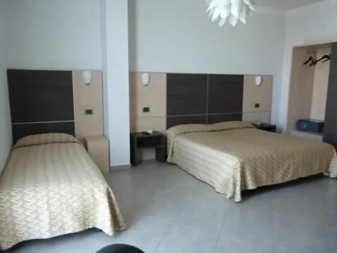 Hotel Lux Modena - Photo 3