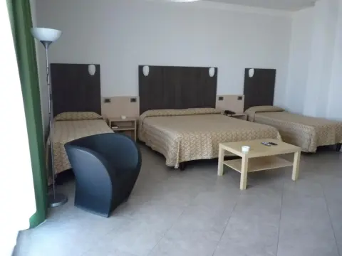 Hotel Lux Modena - Photo 4