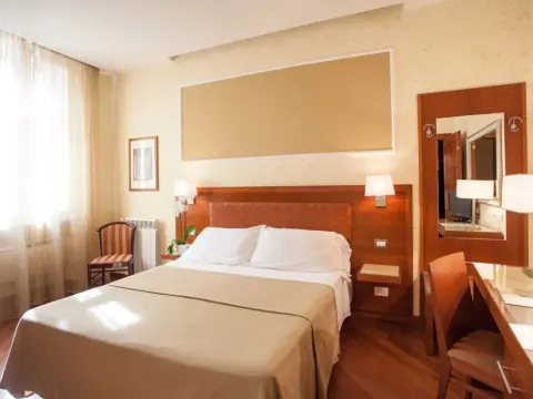 Hotel Madrid - Photo 4