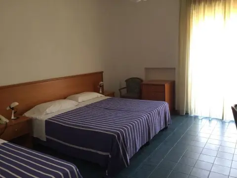 Hotel Mediterraneo - Photo 4