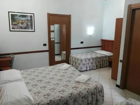 Hotel Modena - Photo 1