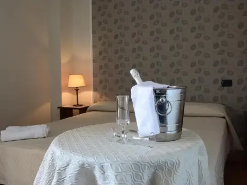 Hotel Ristorante Guardanapoli - Photo 2