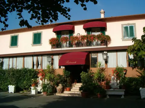Ristorante Hotel Squarciarelli - Photo 1