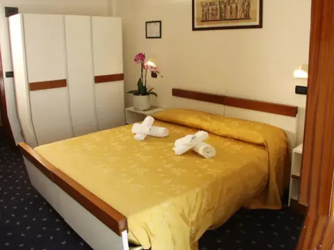 Hotel Tilly - Photo 3