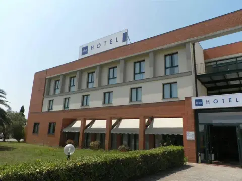 Idea Hotel Pisa Migliarino - Photo 1