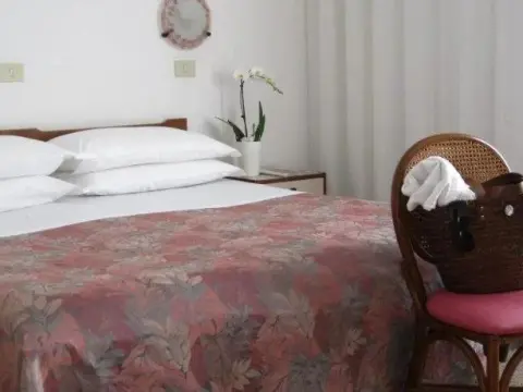 International Hotel - Photo 4