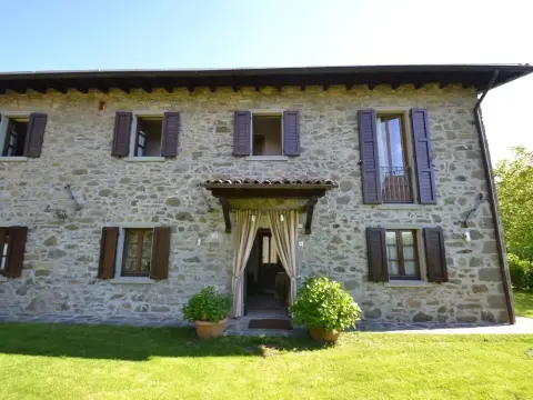 Lovely Farmhouse in Castiglione di Garfagnana with Hot Tub - Photo 1