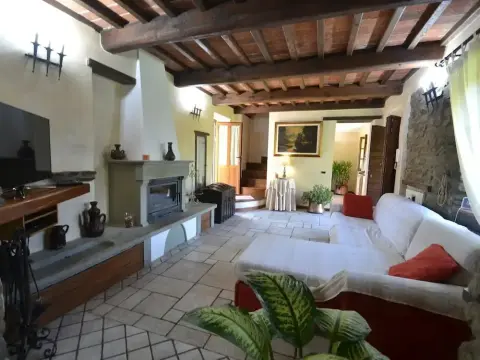Lovely Farmhouse in Castiglione di Garfagnana with Hot Tub - Photo 2