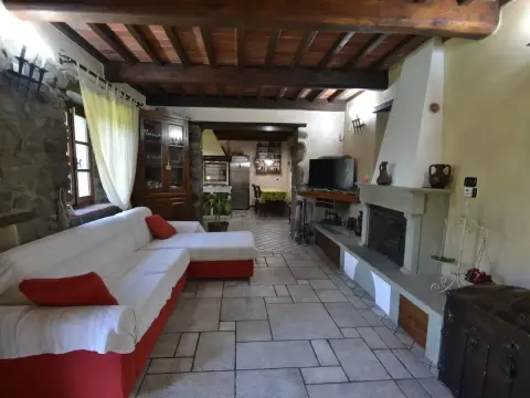 Lovely Farmhouse in Castiglione di Garfagnana with Hot Tub - Photo 3