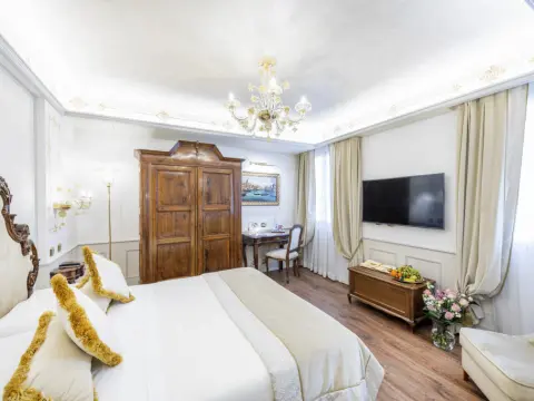 Monaco & Grand Canal Hotel - Photo 3