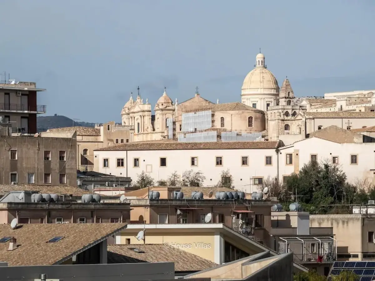 Peony Apartment in Noto