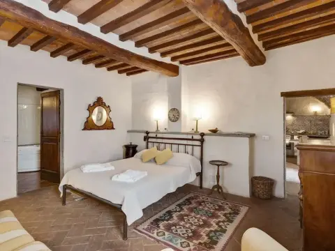 Picturesque Apartment in Montefiridolfi with Swimming Pool - Photo 2