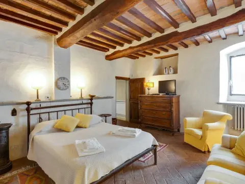 Picturesque Apartment in Montefiridolfi with Swimming Pool - Photo 3