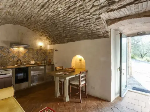 Picturesque Apartment in Montefiridolfi with Swimming Pool - Photo 4
