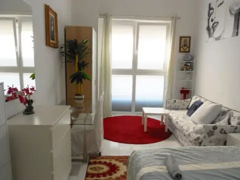 Private Room Noble in Shared Apartment - Photo 1