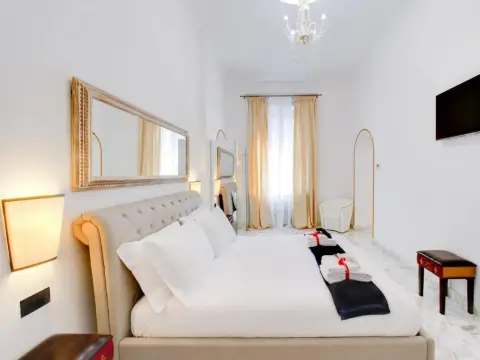 Queen Palace Suites - Photo 4