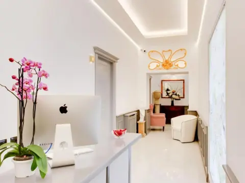 Queen Palace Suites - Photo 2