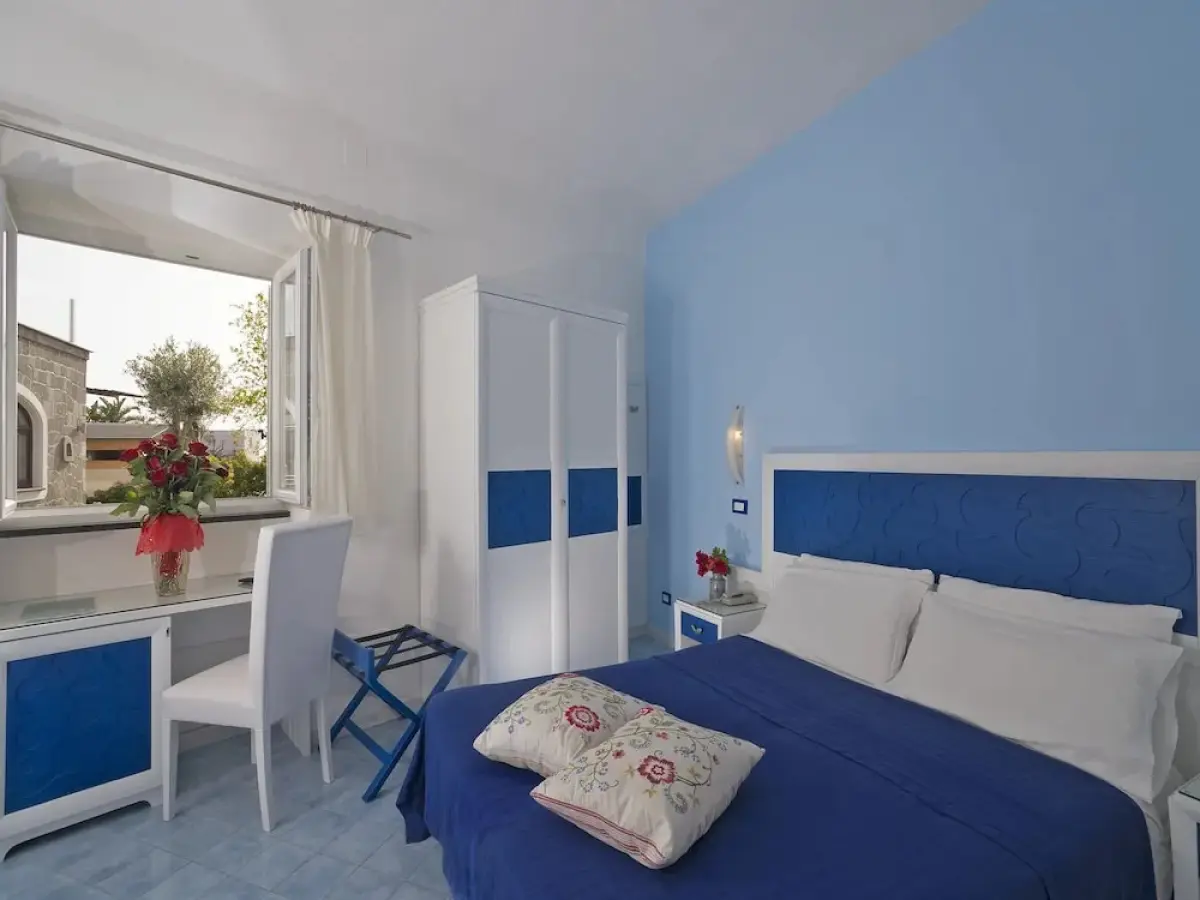"room in B&B - Ischia, Forio With a Breathtaking View, Above the Poseidon Gardens for 5 People"
