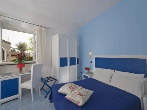 "room in B&B - Ischia, Forio With a Breathtaking View, Above the Poseidon Gardens for 5 People" - Photo 1
