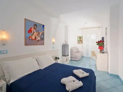 "room in B&B - Ischia, Forio With a Breathtaking View, Above the Poseidon Gardens for 5 People" - Photo 2