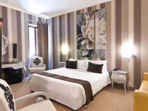 Royal Palace Luxury Hotel - Photo 2