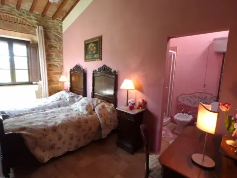 Splendid Farmhouse in Cortona With Swimming Pool - Photo 3