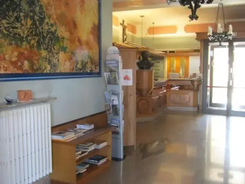 Tourist Hotel - Photo 2