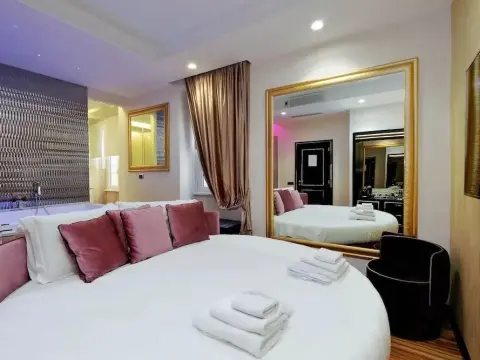 Trevi Diamond Luxury Suites & Jacuzzi - Foto 4