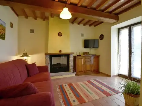 Villa with Private Pool near Cortona in Calm Countryside & Hilly Landscape - Photo 2
