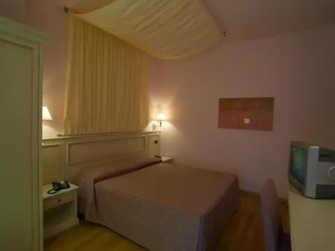 West Florence Hotel - Photo 4